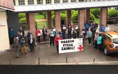 [Bideoa] 'Osasun Etxea zaindu!' elkarretaratzea egin dute Lesakan