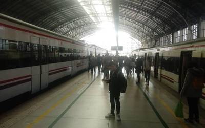 Bihar Renfek 17 tren zerbitzu gutxiago eskainiko ditu, gaur 16 bertan behera utzi eta gero