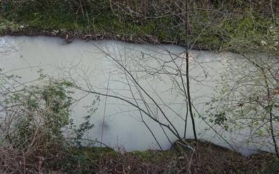 Deba ibaian izandako isurketekin kezkatuta agertu da EH Bildu