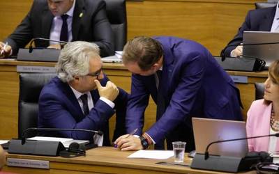 Esparzak eta Perez-Nievasek  senatari akta uzteko eskatu diote Ruth Goñiri