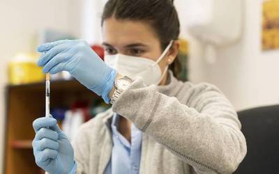 AstraZenecaren txertoa segurua dela baieztatu eta txertaketari berrekiteko eskatu du EMAk
