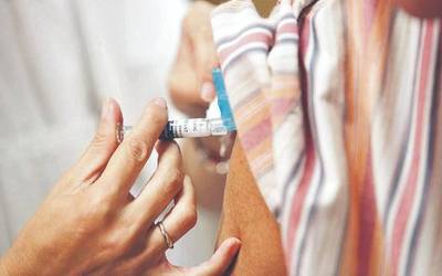 Sendagaien Europako Agentziak ebatzi du AstraZenecaren txertoa "segurua eta eraginkorra" dela