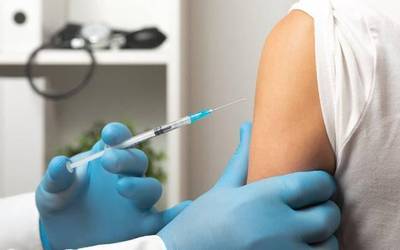 Sendagaien Europako Agentziak ebatzi du AstraZenecaren txertoa "segurua eta eraginkorra" dela