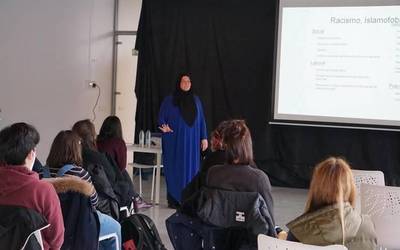 Tarana Karim aktibistak arrazakeria eta xenofobia izan zituen hizpide atzo Arraunetxen