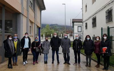 Urduñako eskola-jantokia eta sukalde publikoak bisitatu dituzte Legebiltzarreko kideek