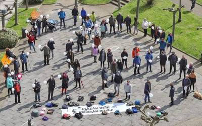 Elkarretaratzea egin dute haur motxiladunen egoera salatzeko