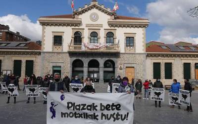 'Motxiladun umeen' egoera salatu dute dozenaka herritarrek Urduñan eta Amurrion