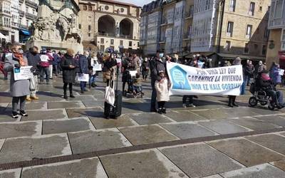 Etxebizitza bermatzeko lege baten alde mobilizatu dira Gasteizen