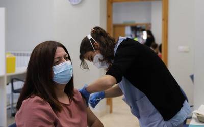 Gaur erabakiko da ea 55 urtetik gorakoak AstraZenecarekin txertatuko dituzten