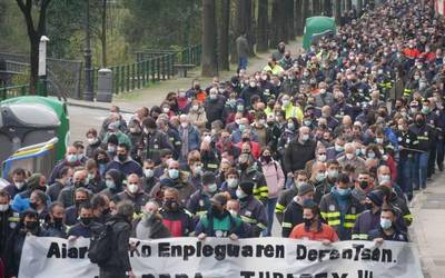 Aiaraldeko enpleguaren defentsan ehunka lagun atera dira Laudioko kaleetara
