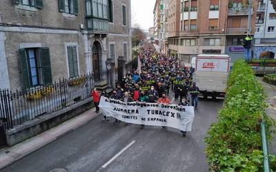 Laudioko kaleak bete dituzte, Tubaxeceko kaleratzeen aurka eta enpleguaren alde