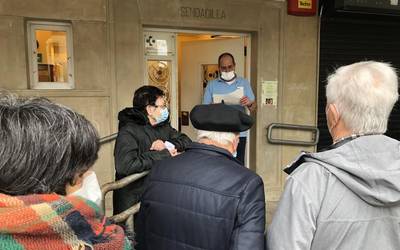 80 urtetik gorako elgetarrak txertatu dituzte gaur goizean