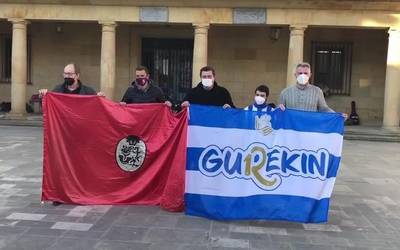 Realeko ordezkariak Elgetan izan dira gaur, eta herriko bandera jaso dute Sevillara eramateko
