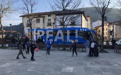 Realeko autobusa Elgetan izan da gaur