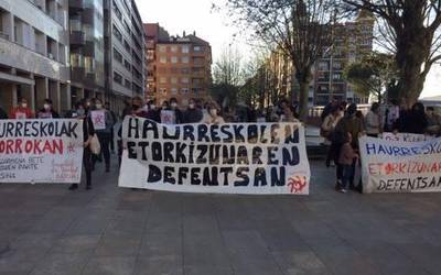 Haurreskolen Partzuergoko familiak eta hezitzaileak kalera irten dira zerbitzuaren doakotasuna eta lan-itun berria aldarrikatzeko
