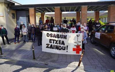 Osasun Etxea zaintzearen alde elkarretaratzea egin dute gaur ere Lesakan
