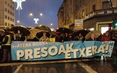 Etxerat-ek eskatu du presoak txertatzeari ekiteko, "minutu bakar bat ere galdu gabe"
