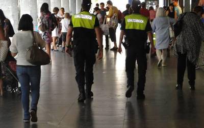 "Elkartasunezko besarkada" erabilita lapurretak egitea egotzita pertsona bi atxilotu dituzte Getxon