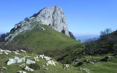 Bi mendizale erreskatatu dituzte Mugarran