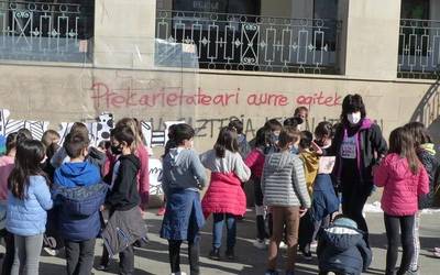 Arizmendi ikastolak Korrikari babesa erakusteko antolatutako ekitaldia, argazkitan