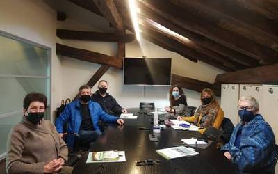 Euskadi Lagunkoia programako herrietako arduradunarekin elkartu dira Azkoitia Lagunkoiako kideak
