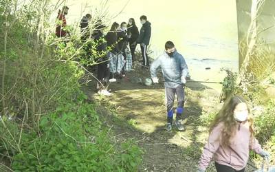 Tolosako hiru ikastetxeetako ikasleak Oria ibaia garbitzen ibili dira