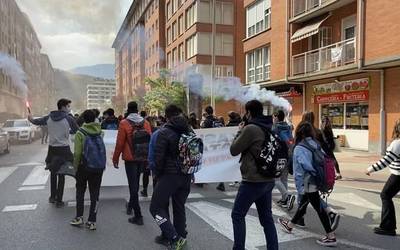 "Autoritarismoaren" aurrean, "ikasketak kudeatzeko autonomia" aldarrikatu dute ehunka ikaslek