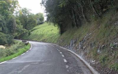 Atzo gauean auto istripua izan zen Artadi auzoan
