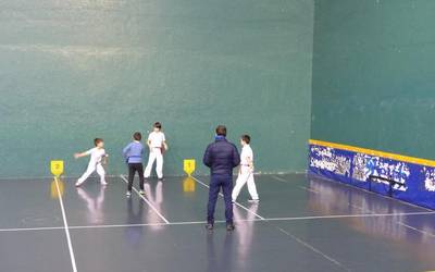 Elgetako Udalak apirilaren 12an abiaraziko du berriz neska-mutikoendako pilota eskola