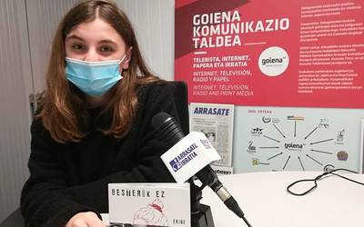 Ekiñe Casadok 'Besterik ez' maketa aurkeztu du Arrasate Irratian