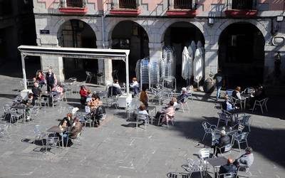 400dik gorako tasa duten herriak itxiko ditu Jaurlaritzak, eta ostalaritzaren ordutegiak mugatu