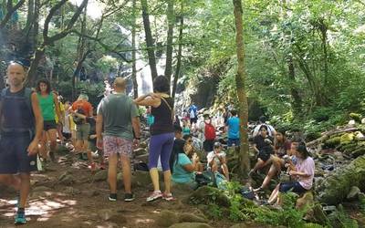 Aste Santuko turisten etorrerarako neurriak adostu dituzte Erratzuko Herriak eta Baztango Udalak