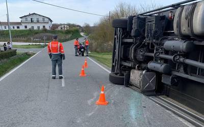 Bi emakume onik atera ziren atzo kamioi bat ondoan irauli ondoren, Larraintzarren