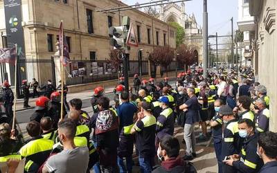 Eusko Legebiltzarrera eraman dute euren aldarria Tubacex enpresako grebalariek