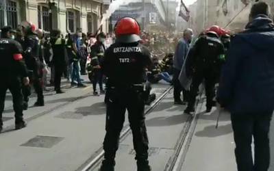 Tubacexeko langileek Gasteizeraino eraman dute kaleratzeen aurkako protesta