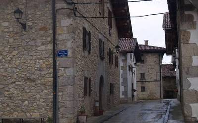 Udala etxebizitza beharrez galdezka
