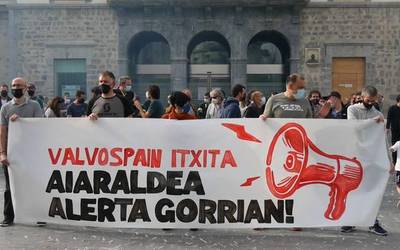 Valvospain itxita, borrokan jarraitzeko deia luzatu dute langileek
