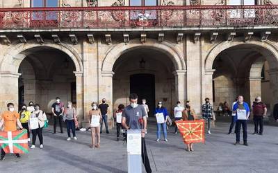 Euskal Herri burujabea aldarrikatuko dute, hiru kanturen bitartez