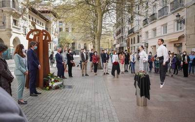 Frankistek eraildako arabarrak omendu dituzte Gasteizen