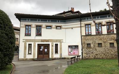 Antixena Gaztetxera sartzea galarazi dietela salatu du asanbladak
