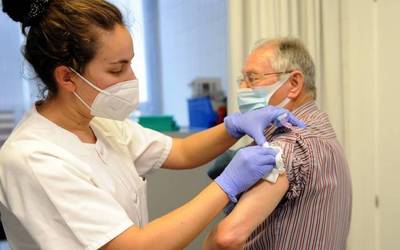 70 urtetik goitikoek txertatzeko aukera izanen dute asteartean Donezteben