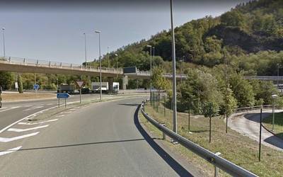 Istripu arina Arrasateko autopistako irteeran