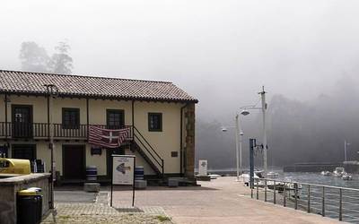 Ikurrinak balkoietan jartzeko eta kanturako deiak Aberri Egunerako