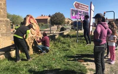 Pintaketak agertu dira Villabuenako sarrerako lauburuan eta eraso sexisten aurkako kartelean