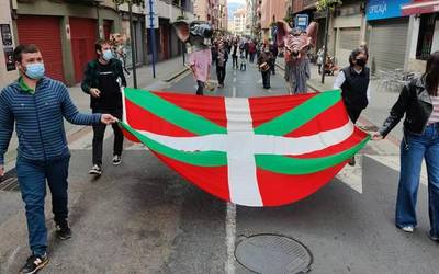 Plazak ikurrinaz eta kantuz bete dira Aberri Egunean
