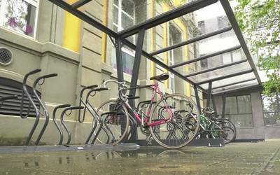 Bizikletak uzteko aparkaleku berria Musika Eskola atzean