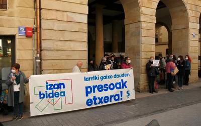 Larriki gaixo dauden presoen egoera gogora ekarri du Sare Herritarrak