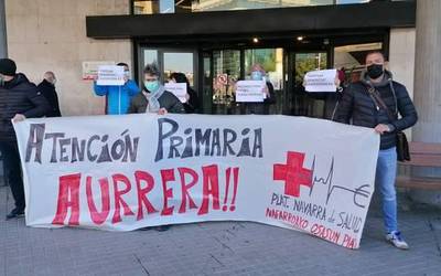 Txertoari lotutako politikek “sindemia larriagotzen” dutela salatu dute