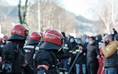 “Lesio arinak” izan zituzten Tubacexeko piketean zauritutako 16 ertzainek, eta 2k baino ez zuten baja hartu