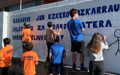 Askotariko mezu eraikitzaileak jaso dituzte Ipintza futbol eremuko hormetan